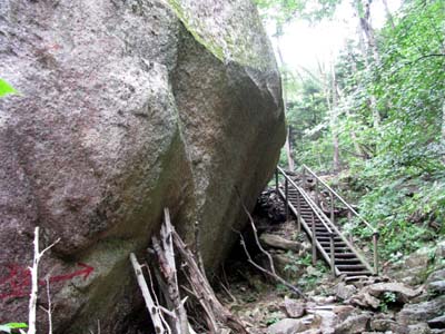 大岩とはしご